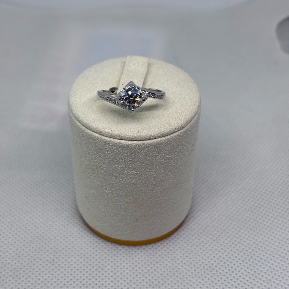1ct Mossinite diamond